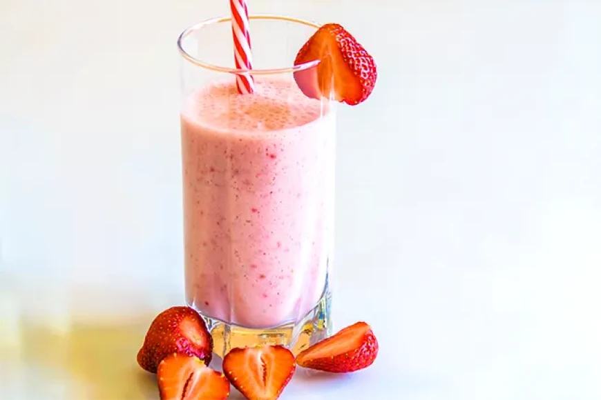 टोस्टेड नट्स स्ट्राबेरी स्मूदी बनाने की विधि (Toasted Nuts Strawberry Smoothie Recipe)